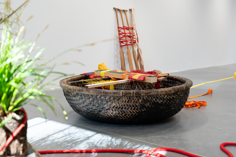 I only dance, I wish we could sing